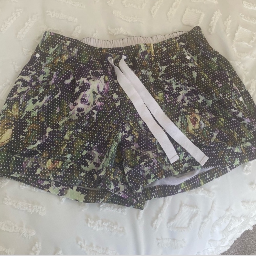 lululemon athletica Women's Patterned Shorts - Purple and Green